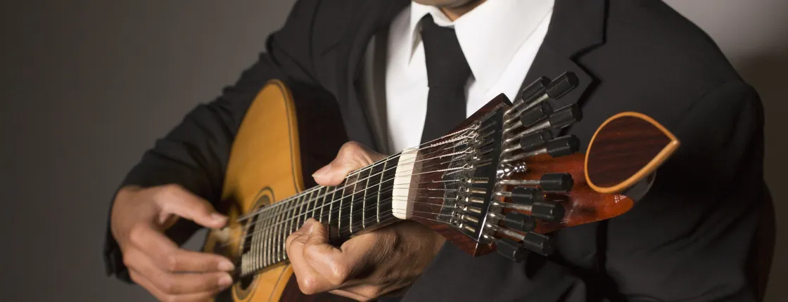 Fado walking tour with live music show