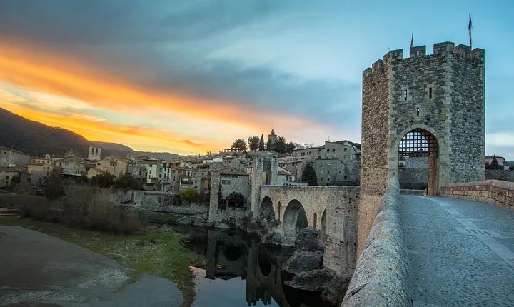 Private Besalú & 3 Medieval Towns Tour with Hotel PickUp from Barcelona