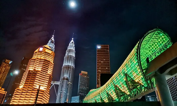 Kuala Lumpur Night Tour With Lake Symphony & Saloma Bridge