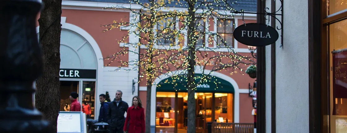 Shopping at Roermond Design Outlet with private transportation from Amsterdam