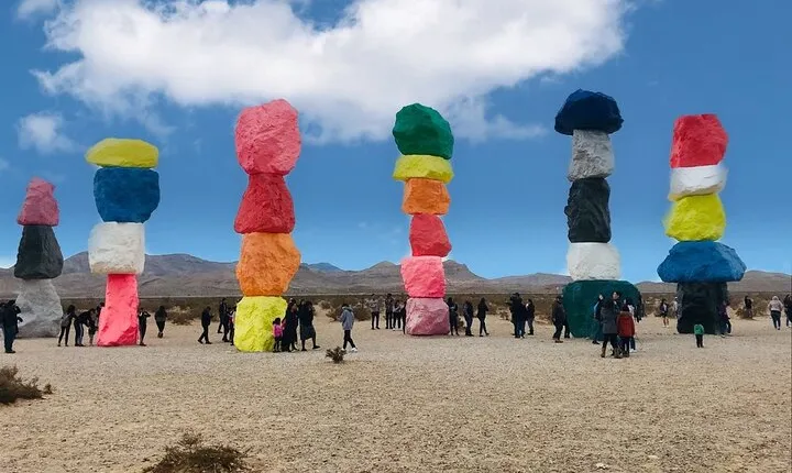 Seven Magic Mountains and Las Vegas Sign Tour in Spanish