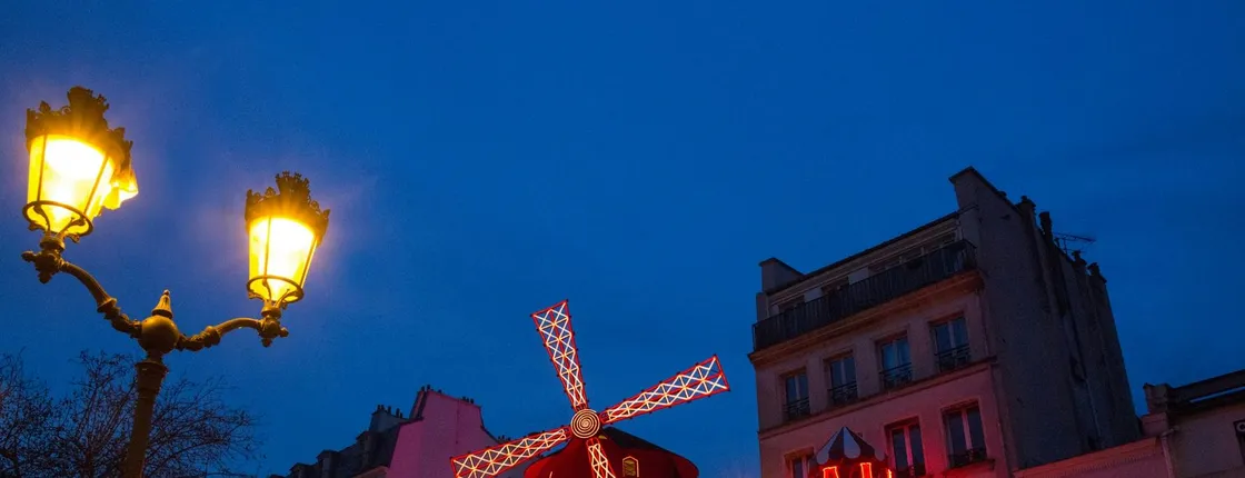 Interactive bus tour of Paris and dinner-show at the Moulin Rouge
