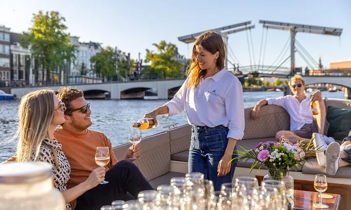 Amsterdam: 2-Hour Canal Cruise incl. Drinks & Dutch Snacks
