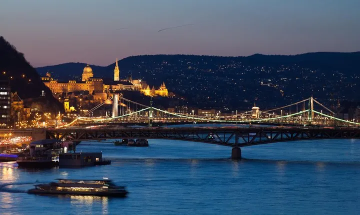 Budapest Essential Walking Tour&Traditional Hungarian Dessert