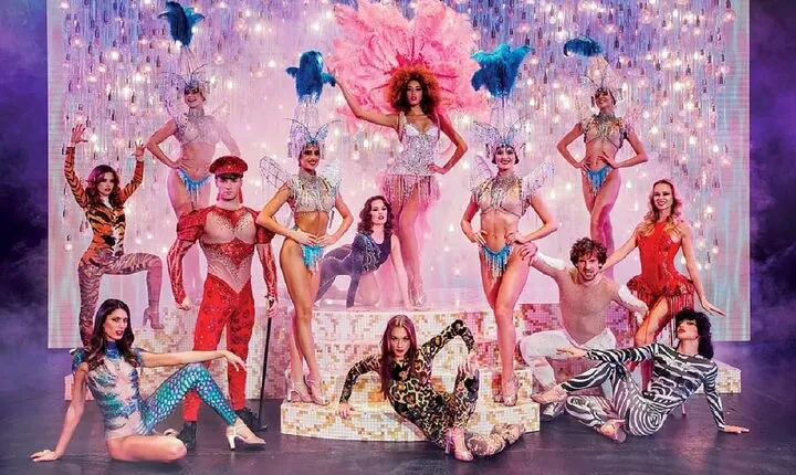 Paris Paradis Latin Cabaret Show with Champagne