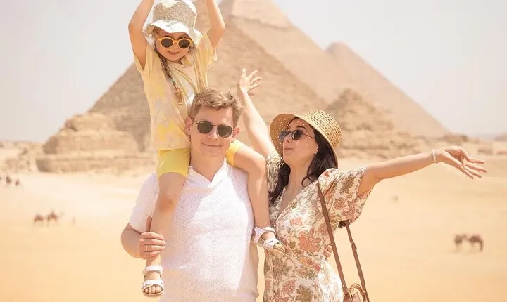 Full Day Tour to Giza Pyramids with Camel Ride and Egyptian Museum in Cairo