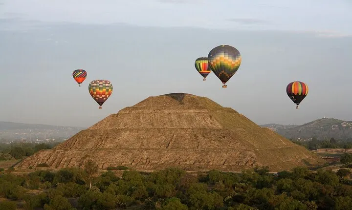 Private Tour: Teotihuacan Pyramids Hot Air Balloon Ride