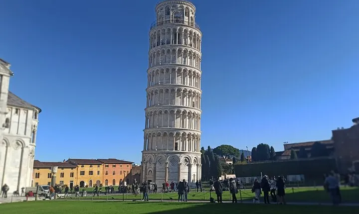 PRIVATE TRANSFER from Florence to Cinque Terre with stops in Lucca & Pisa