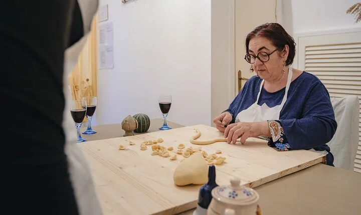 Cooking lesson in a typical house in Polignano with aperitif