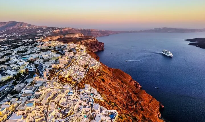 Half-Day Santorini South Coast and Akrotiri Tour from Fira