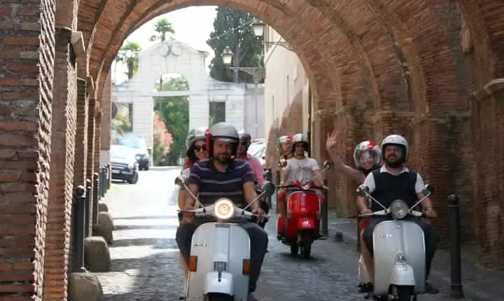 3-Hour Rome Small-Group Sightseeing Tour by Vespa