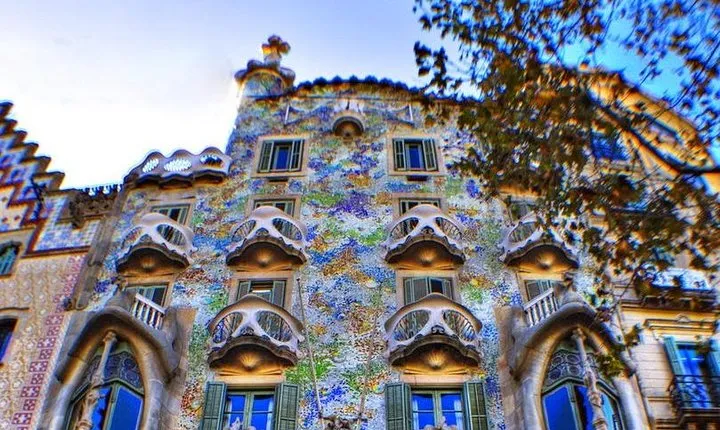 Barcelona Private Walking Tour with Skip the Line La Pedrera and Casa Batllo