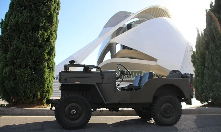 Discover the city of Valencia in an American army jeep