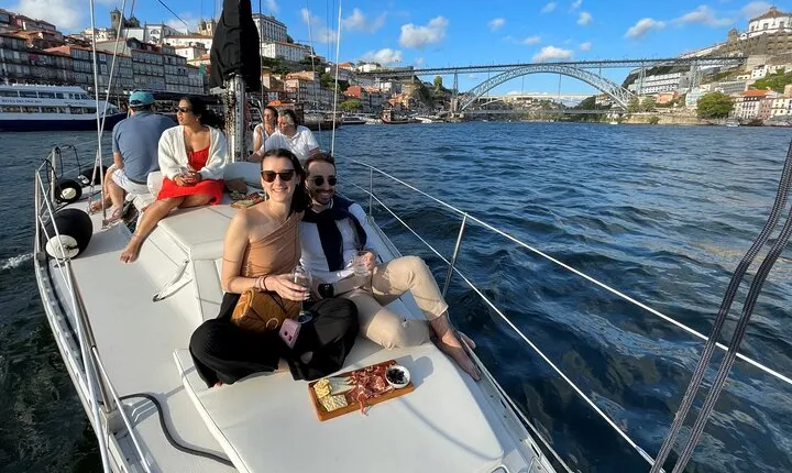 Charming tour of the Douro on an exclusive sailboat for up to 8 people