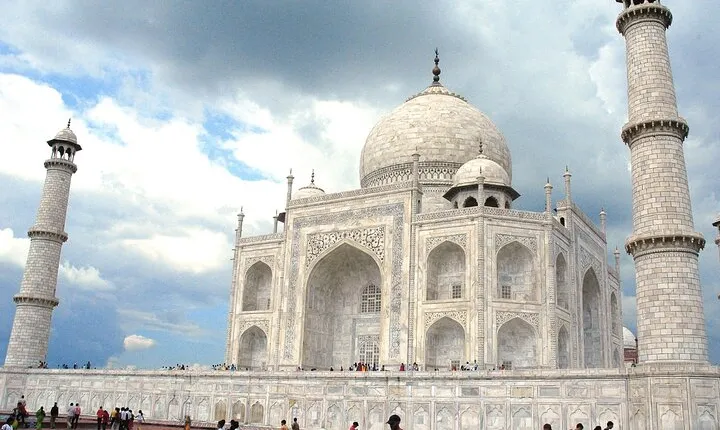 From Delhi: Taj Mahal & Agra Fort from Delhi by Crysta Innova