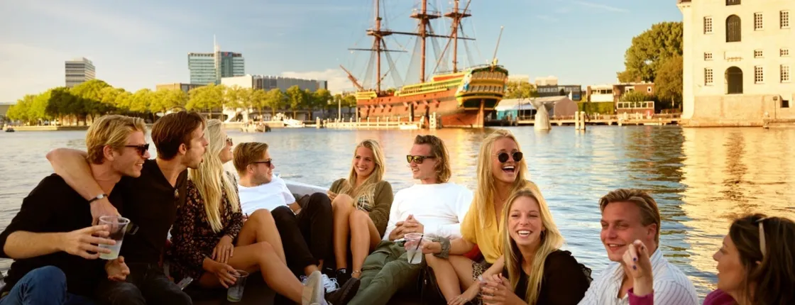 Amsterdam 90-minute canal cruise with traditional snacks and drinks