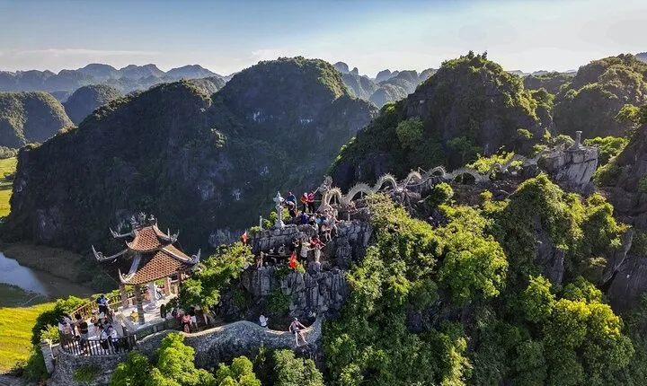 1 Day Luxury Tour in Hoa Lu, Trang An & Mua Cave Amazing View