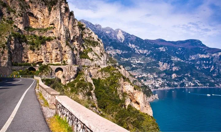 Transfer between Rome and Positano with a 2-hour stop in Pompeii