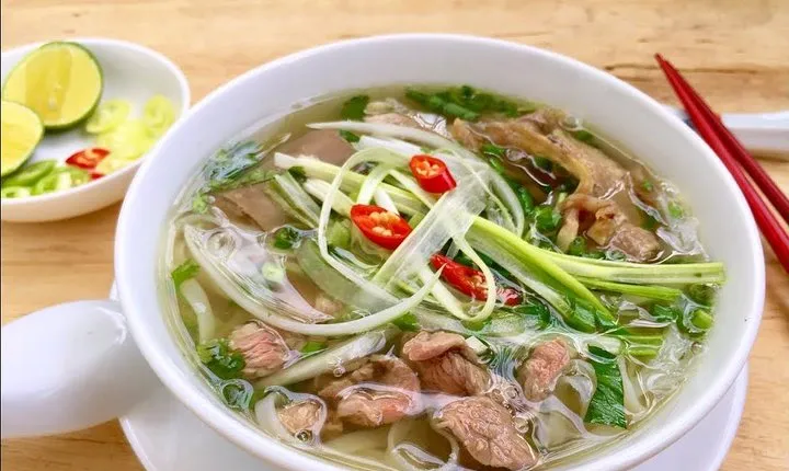 Small-group Foodie by Night in Saigon (04 hours)
