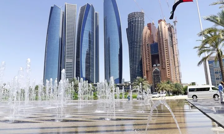 Abu Dhabi Private Tour with Louvre & High Tea at Etihad Tower