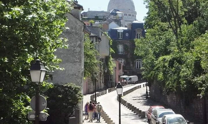 Small group visit to the Montmartre district in Italian