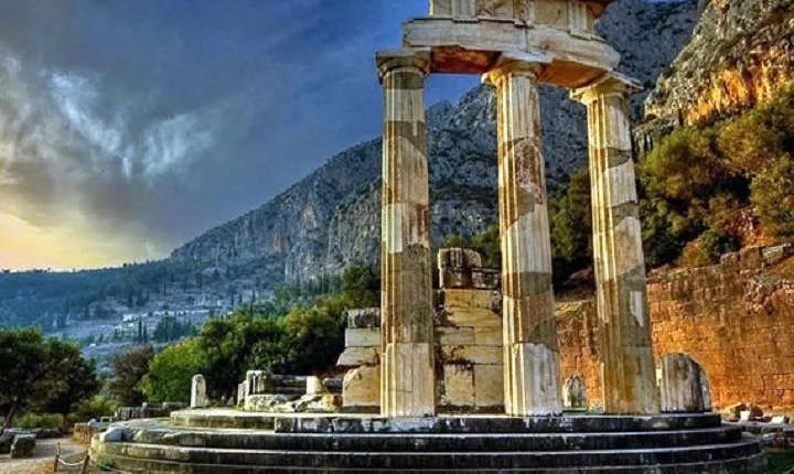 Delphi and Hosios Loukas Monastery Full Day Private Tour