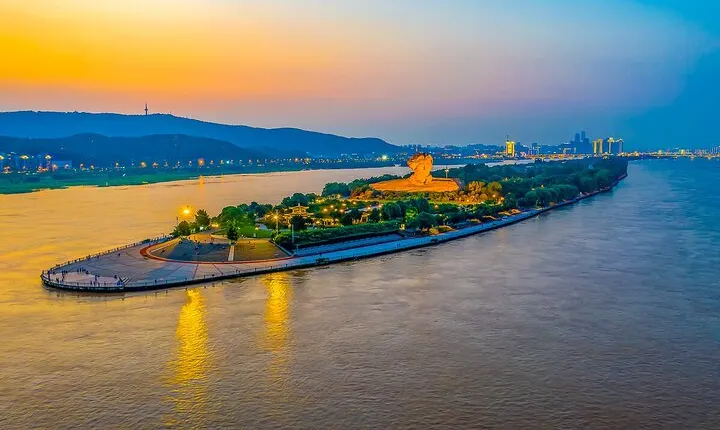 Private Changsha tour Yuelu Academy Orange Isle shopping street