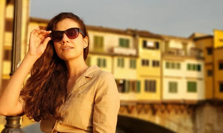 Artistry and Romance: Photoshoot at Ponte Vecchio, Florence