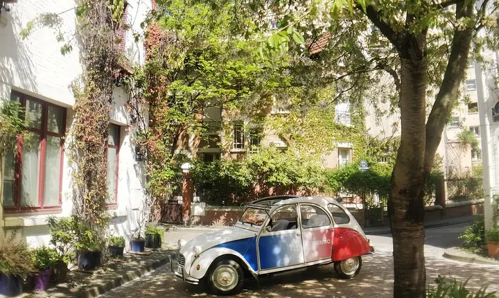 Tour in a vintage car with a Parisian