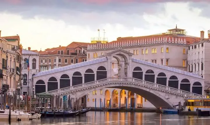 Full day luxury trip to Venice with private car and driver from Milan