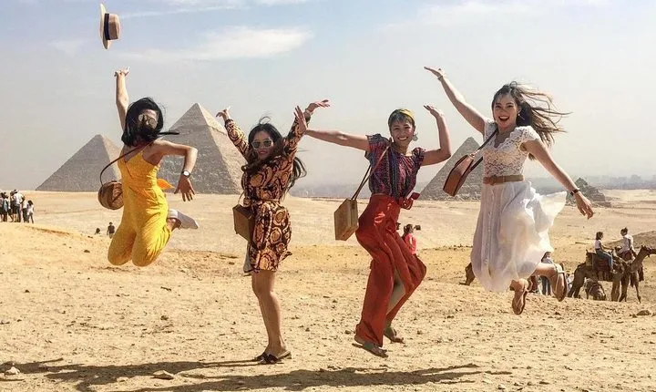 Private Half-Day Tour with Guide to Pyramids of Giza with Camel Ride