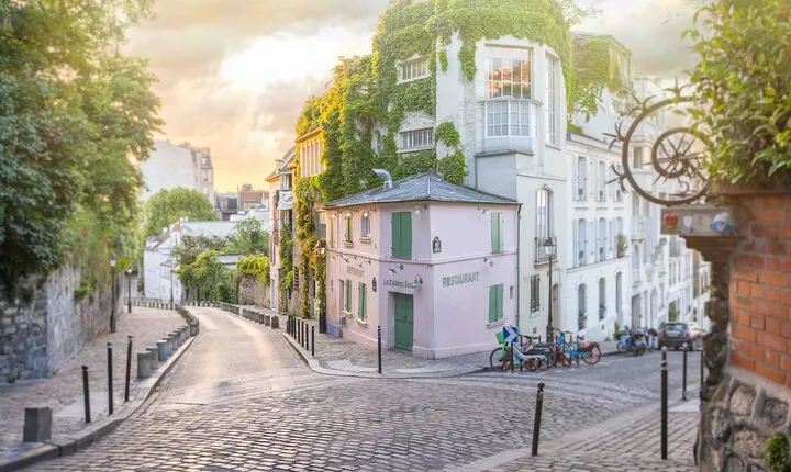 Montmartre Walking Tour: Sacré-Cœur, Hidden Gems, Panoramic Views