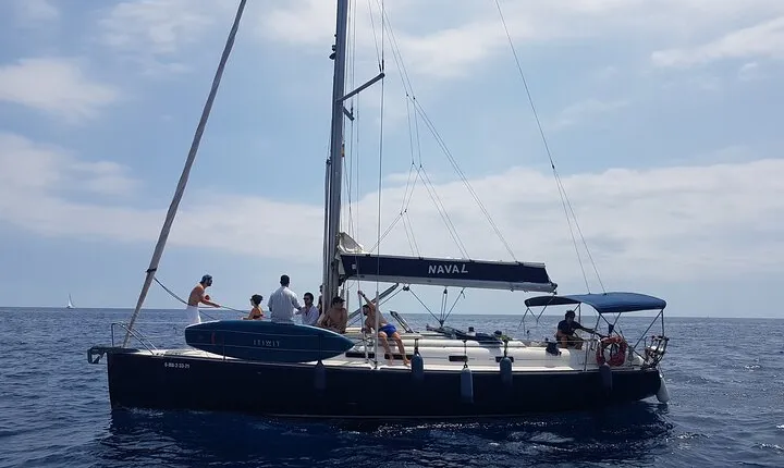Sunset sailing tour in Barcelona + snacks and free cava