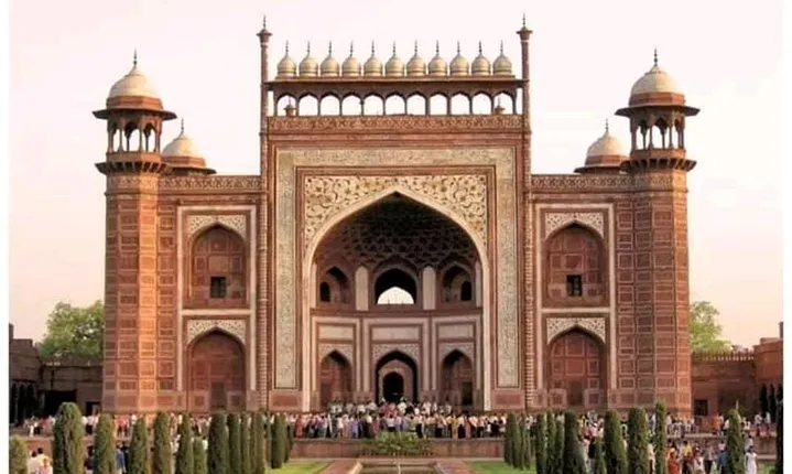 Day Tour to Tajmahal and Agra Fort from Chennai