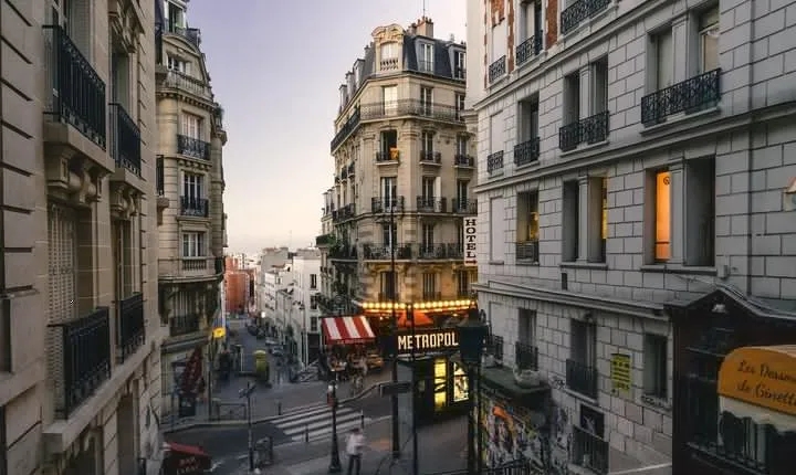 Private Tour: Montmartre Walking Tour, Dinner and Au Lapin Agile Cabaret