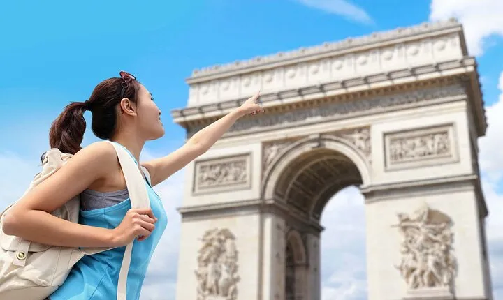 Arc de Triomphe in Paris Walking Tour with Audioguide (no ticket)