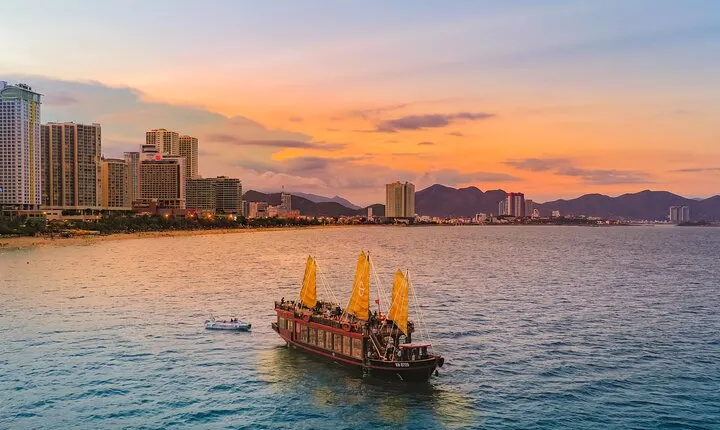 Nha Trang Sunset Cocktails and Dinner Cruise
