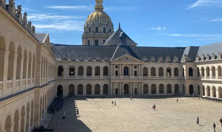 Paris : Walking Tour by a Native