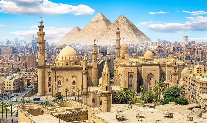 Private Tour from Hurghada to the Pyramids & Sphinx with Tickets