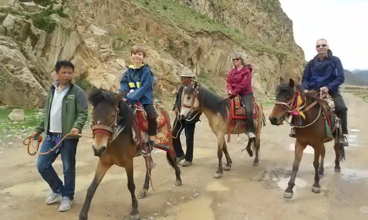 Tibet's panoramic nine-day tour: the holy city of Lhasa + Everest Base Camp + Shenghu Namco
