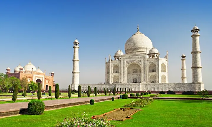 Taj Mahal Day Tour by Superfast Gatimaan Train from Delhi