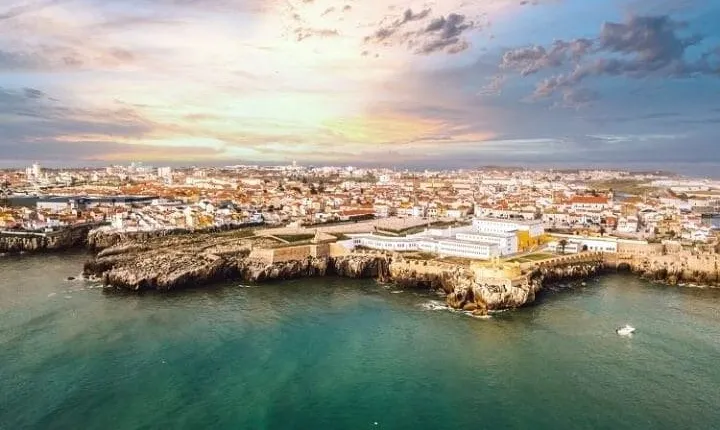 Private Full Day Tour to Óbidos Nazaré and Peniche