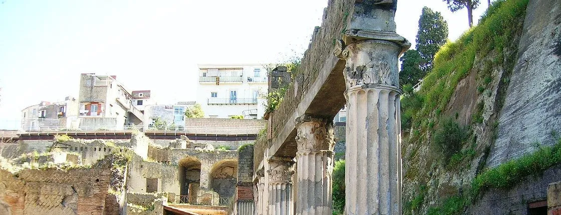 Herculaneum guided tour with an archeologist