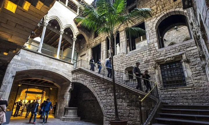 Picasso Museum Entry, Digital Guide and Born Walk