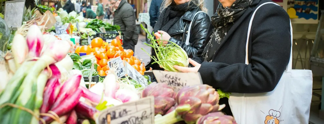Market tour, lunch or dinner and show cooking at a Cesarina's home in Bologna