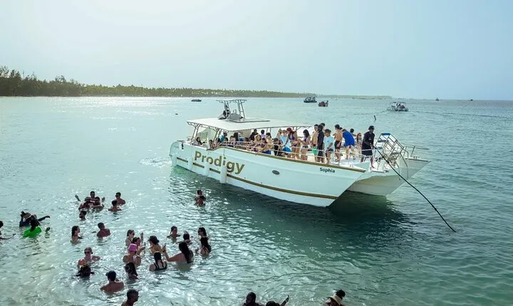 Snorkeling Cruise with Open Bar and Light Snacks