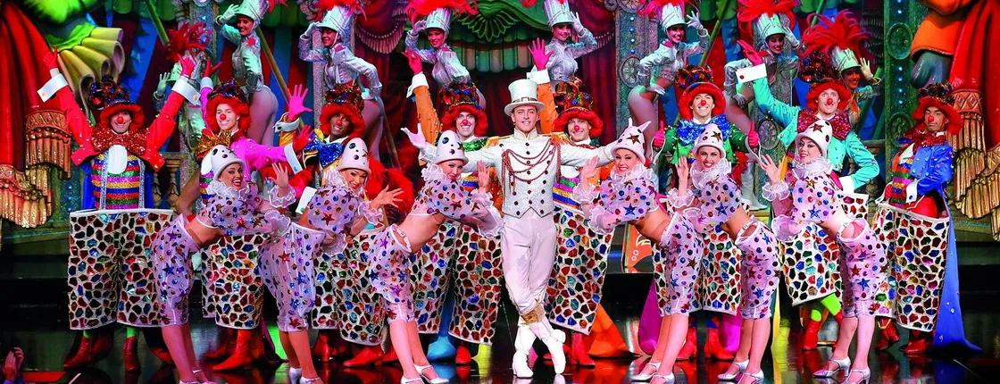Interactive bus tour of Paris and ticket for the show at Moulin Rouge