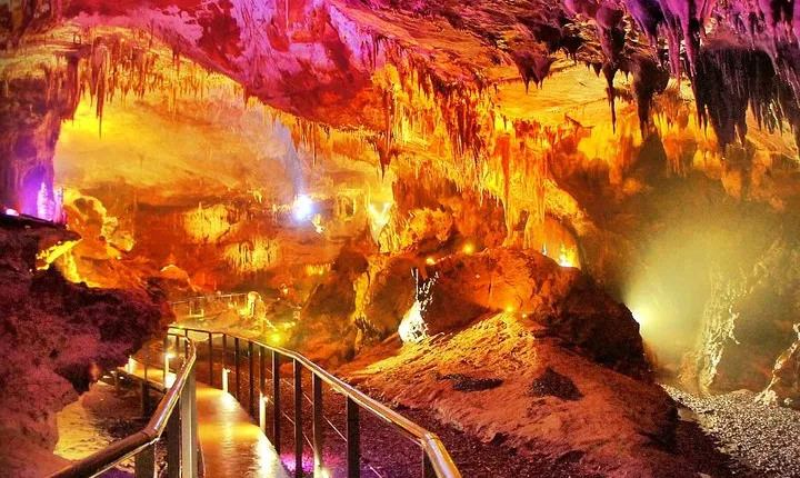 Full-Day Amazing Caves And Footprints of Dinosaurs Private Tour Guide