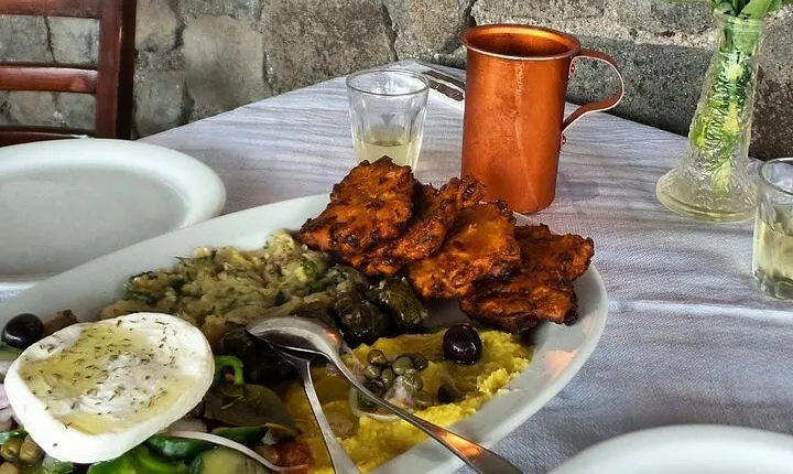 Santorini like a local: Discover local flavors by exploring the island!