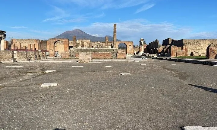 Private transfer from Naples airport to Pompeii